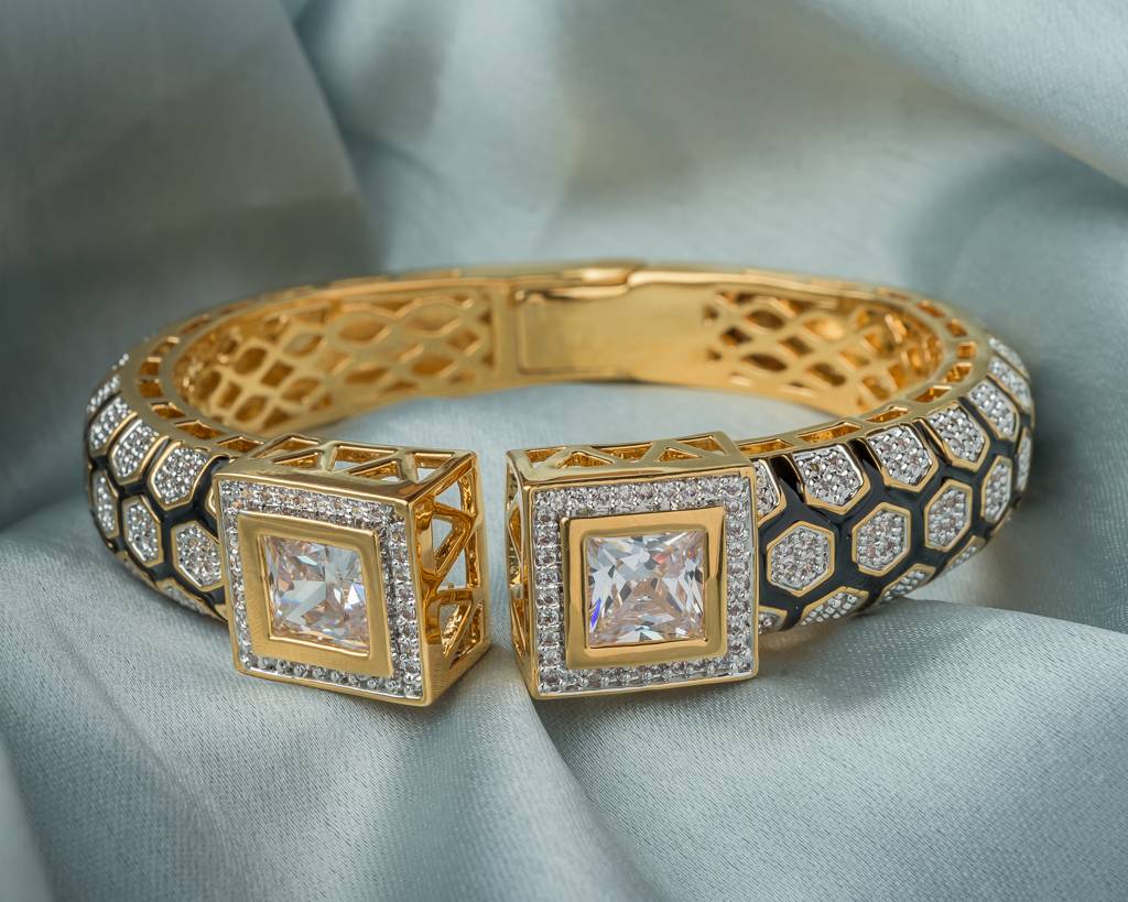 Vivinia By Vidhi Mehra Florence Gold Plated White Womens Kada -Vb787 : VB787