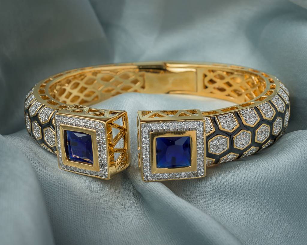 Vivinia By Vidhi Mehra Florence Gold Plated Blue Womens Kada -Vb788 : VB788