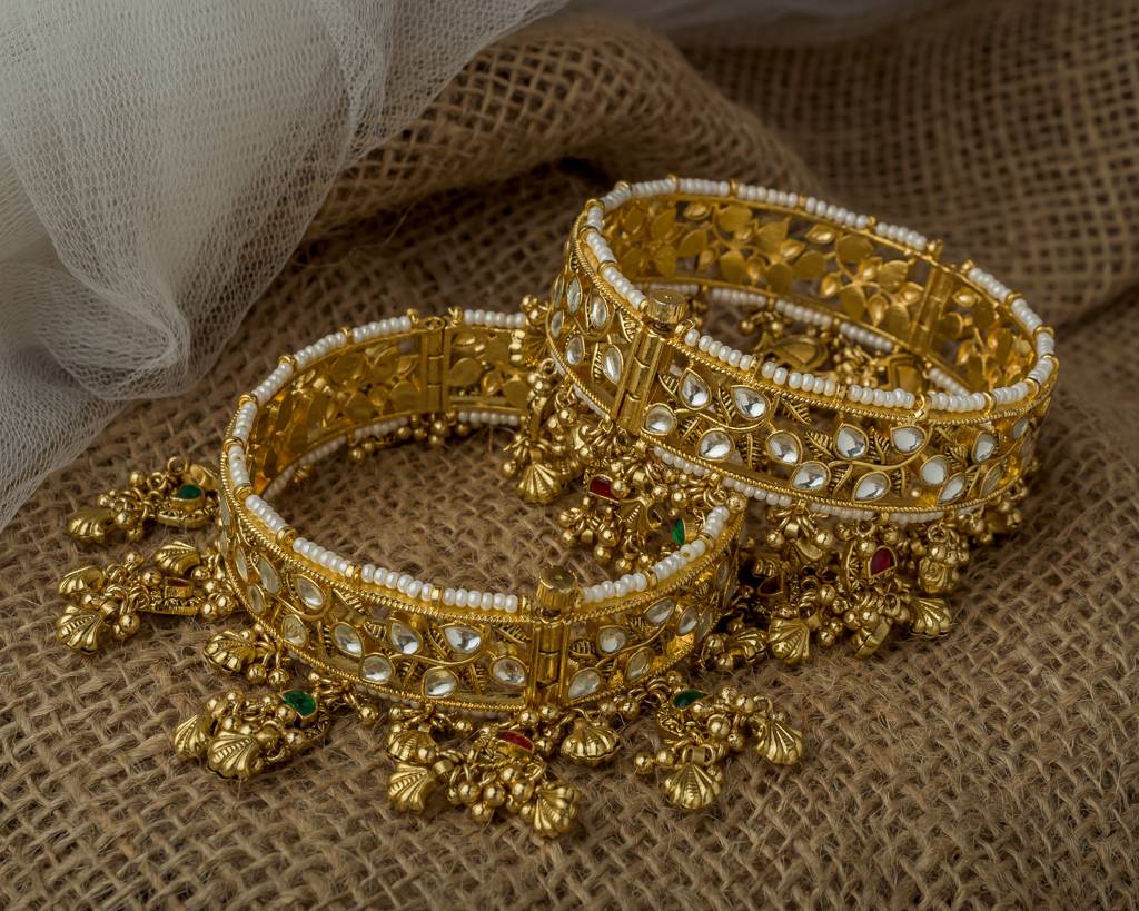 Vivinia By Vidhi Mehra Gold Plated Multicolored Womens Kundan, Polki Pair Of Bangles-Vb800 : VB800