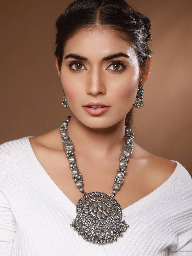 Silver-Plated Artificial Stone Studded & Beaded Textured Jewellery Set : NL-JS24-40370