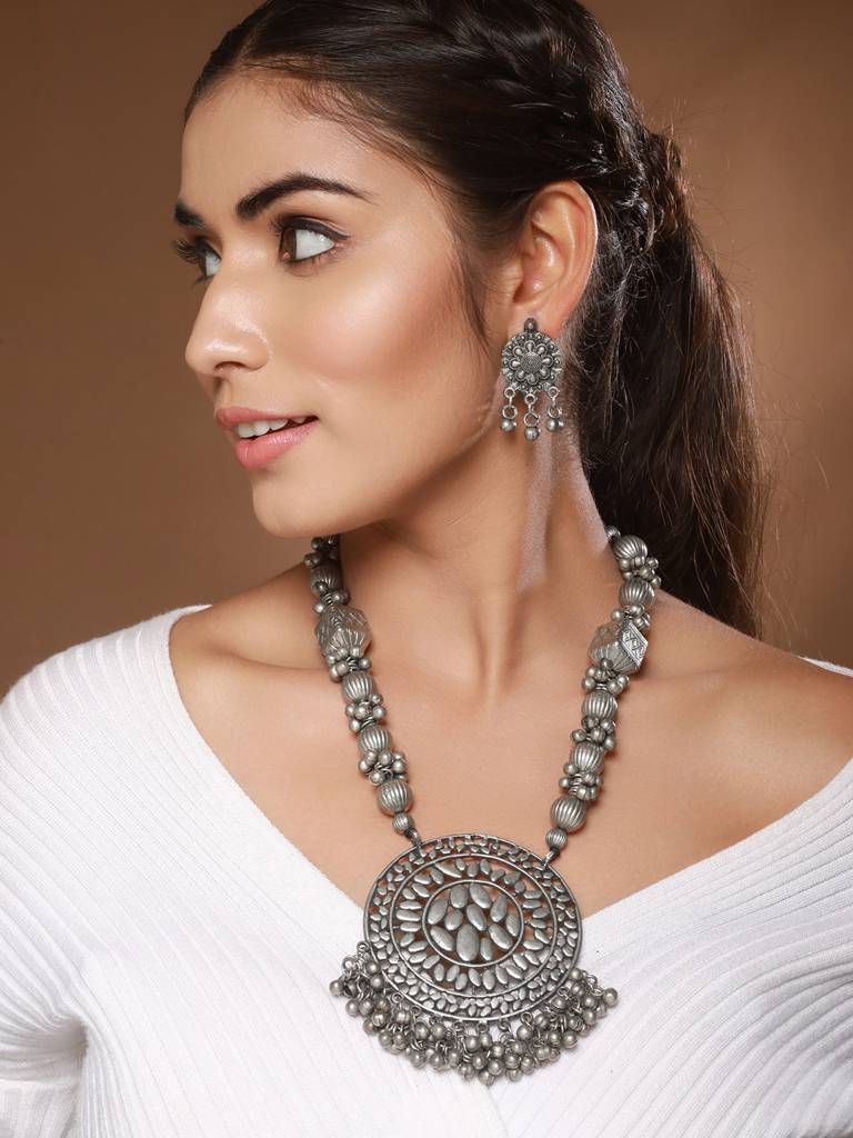 Silver-Plated Artificial Stone Studded & Beaded Textured Jewellery Set : NL-JS24-40370