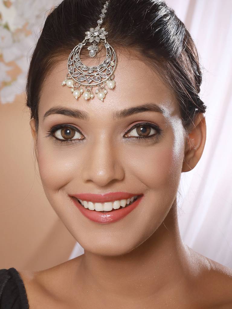 Silver-Plated White Ad-Studded Maang Tikka : MTK-JS23-11050