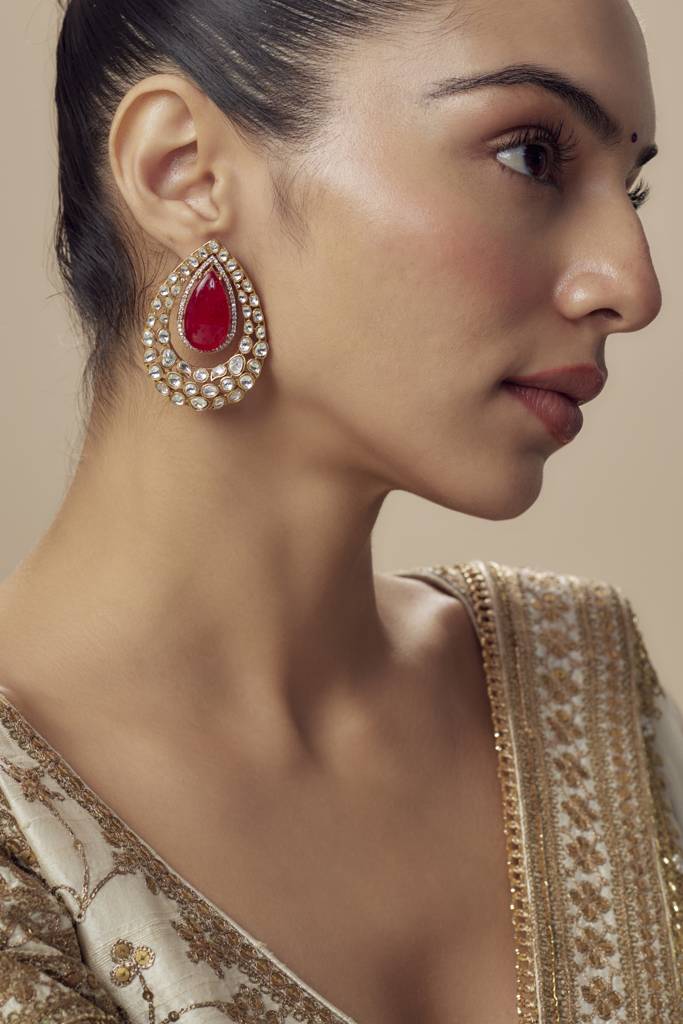 Vivinia By Vidhi Mehra Antara Gold Plated Red Womens Kundan, Polki Pair Of Stud Earrings (Freesize)-Ve859 : VE859