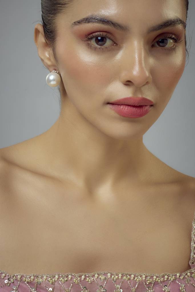 Vivinia By Vidhi Mehra Florence White Pearl Womens Pair Of Studs Earrings -Ve936 : VE936