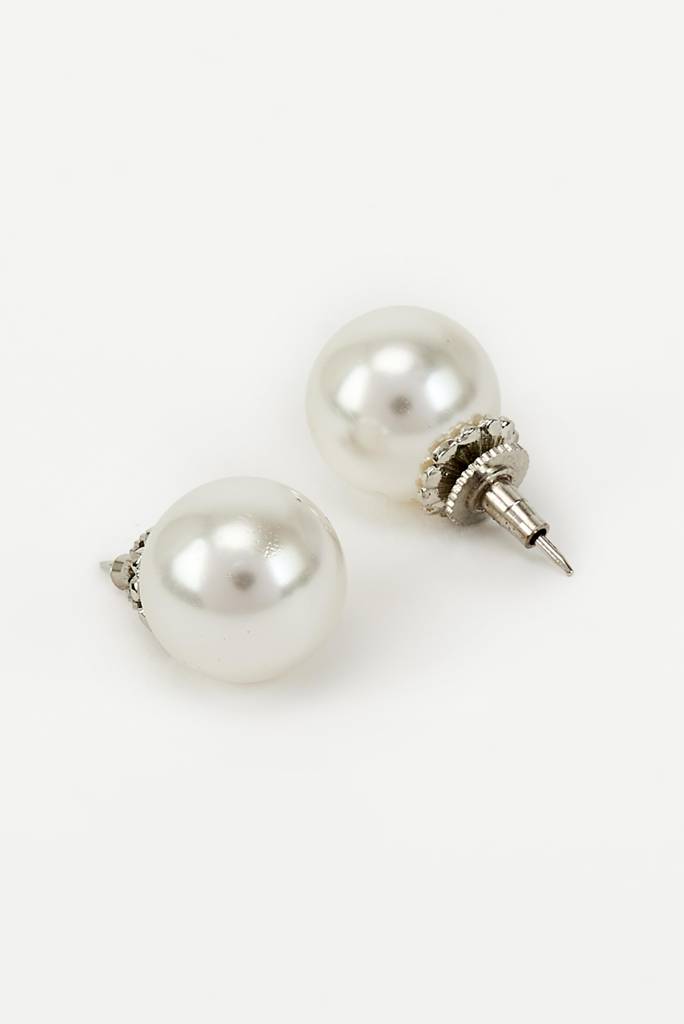 Vivinia By Vidhi Mehra Florence White Pearl Womens Pair Of Studs Earrings -Ve936 : VE936
