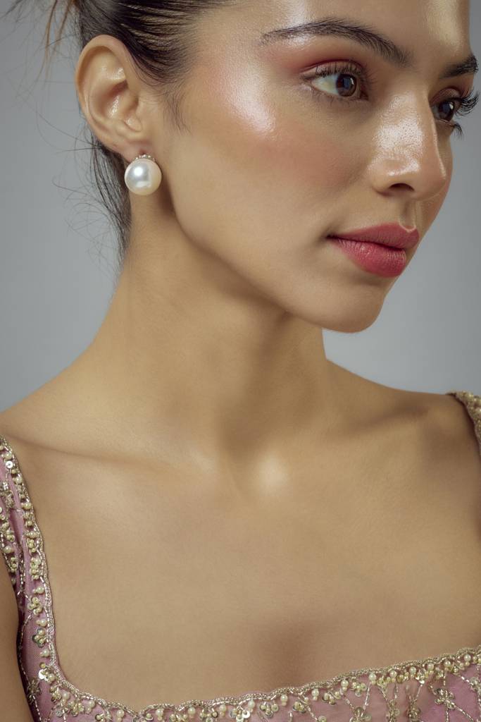 Vivinia By Vidhi Mehra Florence White Pearl Womens Pair Of Studs Earrings -Ve936 : VE936