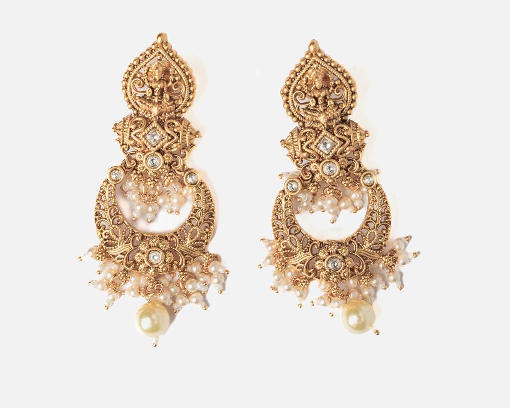 Vivinia By Vidhi Mehra Ismaarh 2.0 Gold/White Womens Pair Of Chandbali Earrings : VE999