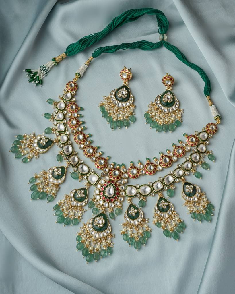 Vivinia By Vidhi Mehra Saadgi Gold Plated Green Womens Short Necklace Set With Pair Of Earrings -Vn1031 : VN1031