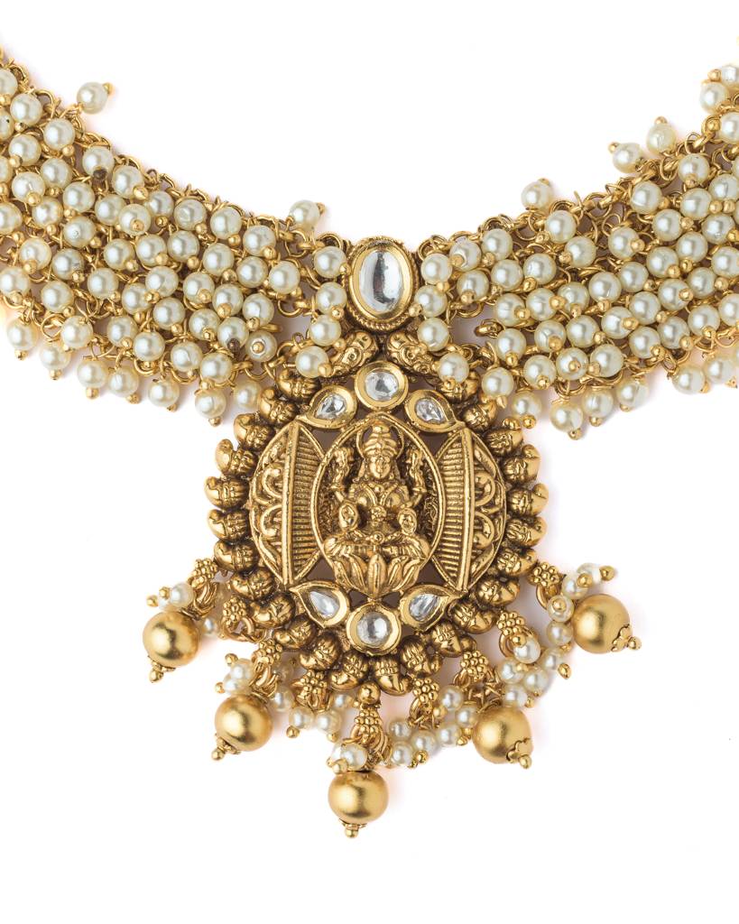 Vivinia By Vidhi Mehra Gold Plated White Womens Short Necklace Set With Pair Of Earrings-Vn1070 : VN1070