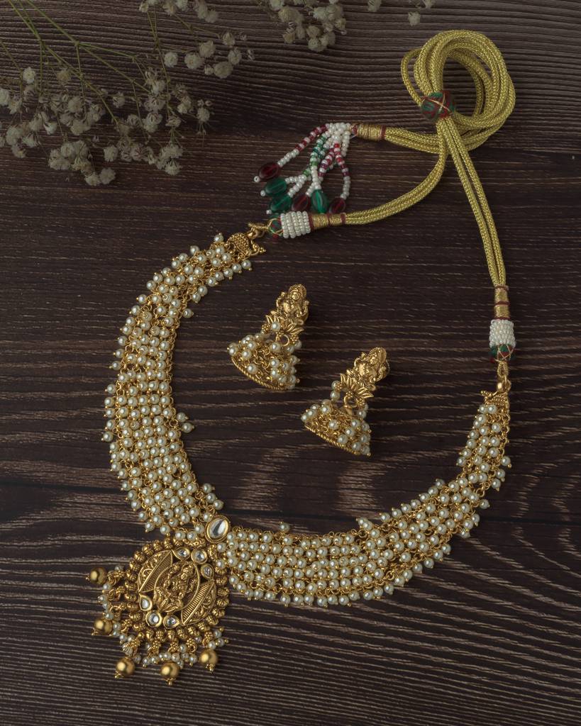 Vivinia By Vidhi Mehra Gold Plated White Womens Short Necklace Set With Pair Of Earrings-Vn1070 : VN1070