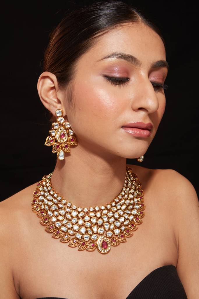 Gold Plated Kundan Studded With Gold Metal Drop Choker Necklace & Dangle Earrings Set : VN416