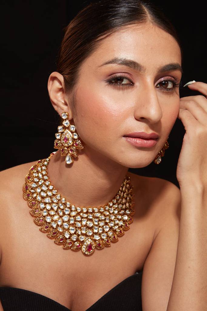 Gold Plated Kundan Studded With Gold Metal Drop Choker Necklace & Dangle Earrings Set : VN416