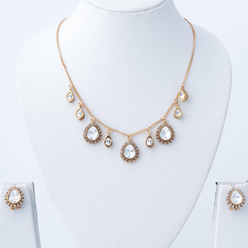 White Finished Zircon Necklace Set. : VN349