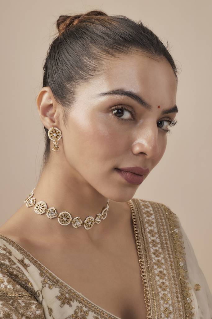 Vivinia By Vidhi Mehra Saadgi Gold Plated White Womens Kundan, Polki Short Necklace Set With Pair Of Earrings -Vn844 : VN844