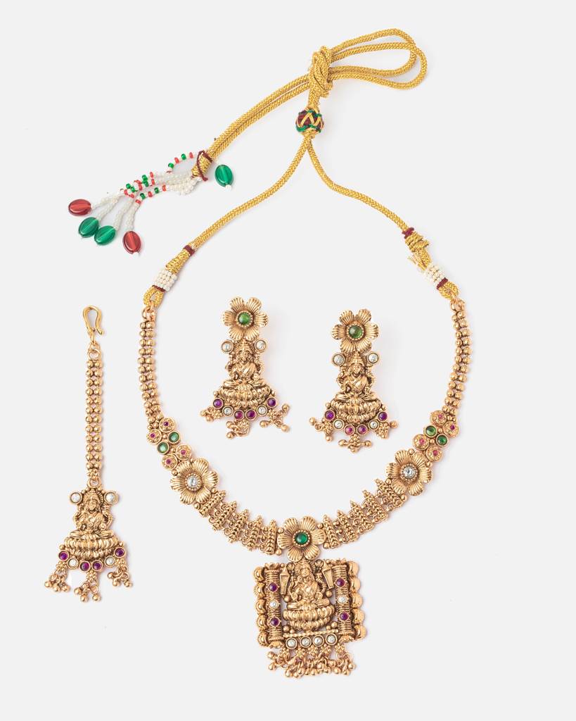 Vivinia By Vidhi Mehra Ismaarh 2.0 Gold Plated Short Necklace Set With Maangtikka & Pair Of Earrings : VN957