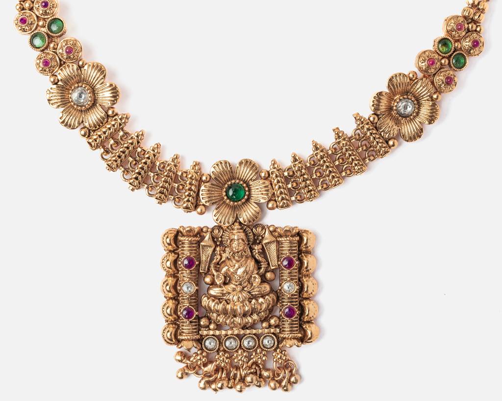 Vivinia By Vidhi Mehra Ismaarh 2.0 Gold Plated Short Necklace Set With Maangtikka & Pair Of Earrings : VN957