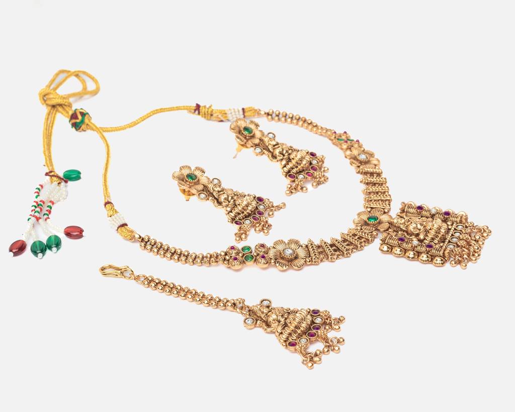 Vivinia By Vidhi Mehra Ismaarh 2.0 Gold Plated Short Necklace Set With Maangtikka & Pair Of Earrings : VN957