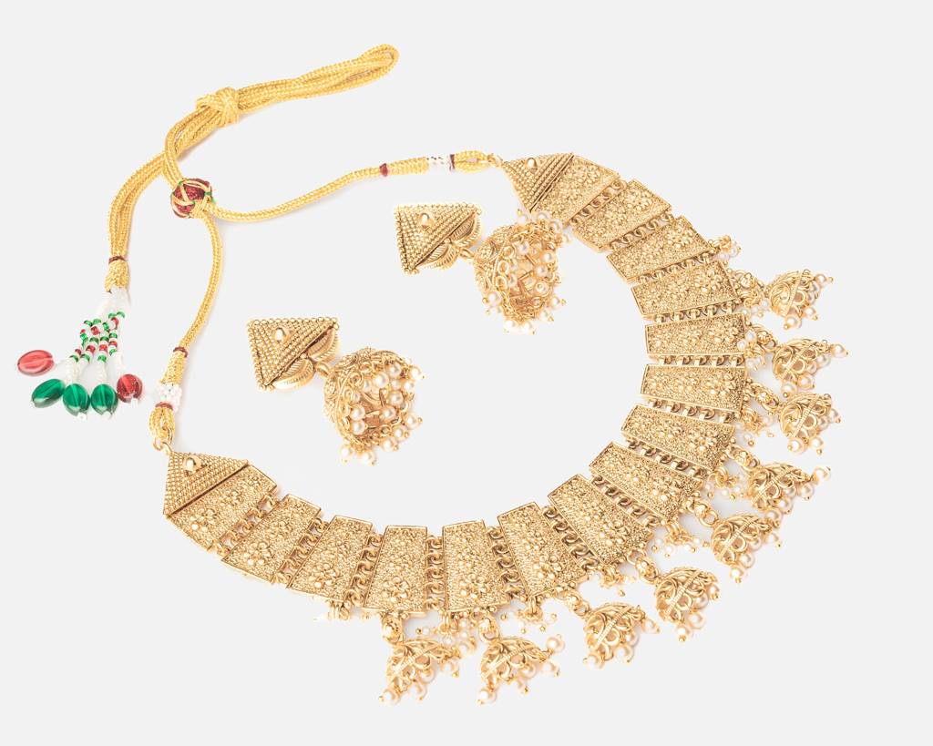 Vivinia By Vidhi Mehra Ismaarh 2.0 Gold Plated Short Necklace Set With Pair Of Earrings : VN967