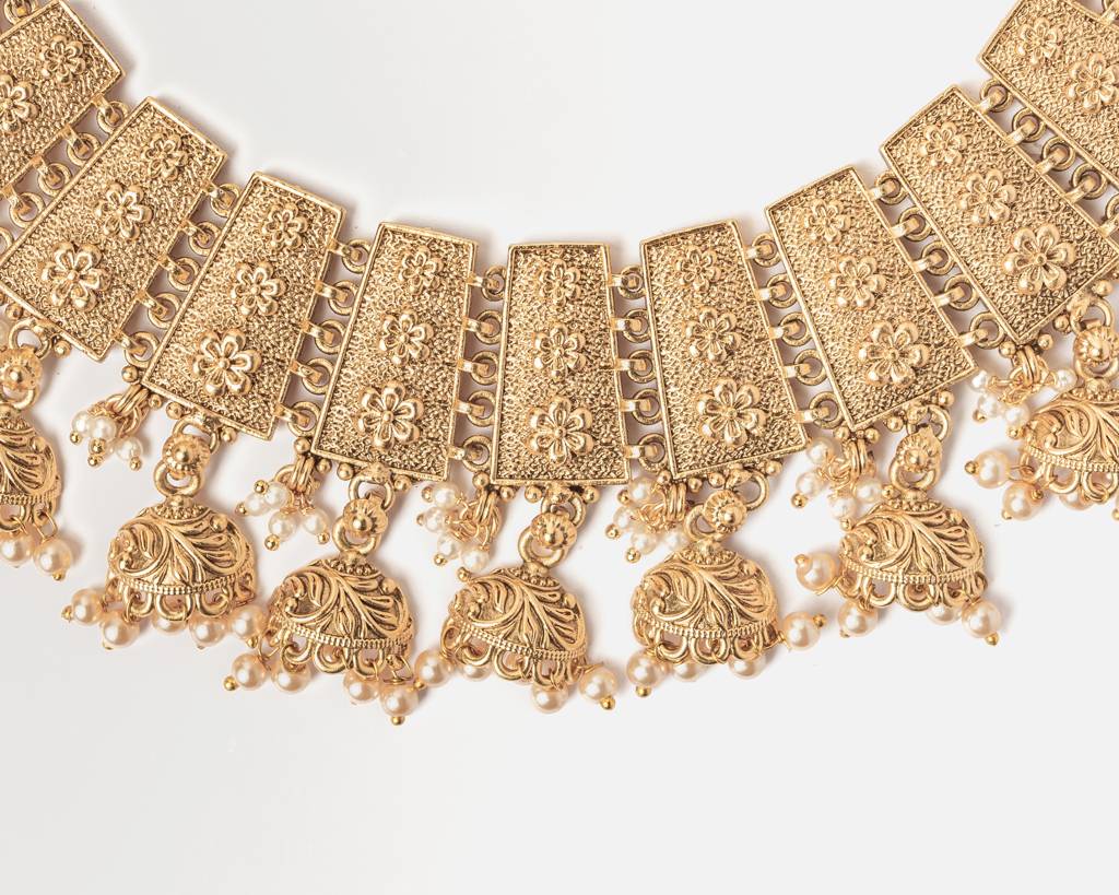 Vivinia By Vidhi Mehra Ismaarh 2.0 Gold Plated Short Necklace Set With Pair Of Earrings : VN967