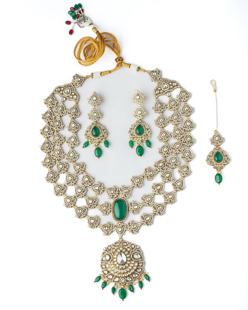 Vivinia By Vidhi Mehra Gold Plated Green Womens Kundan, Polki Necklace Set With Pair Of Earrings & Maangtikka-Vn992 : VN992