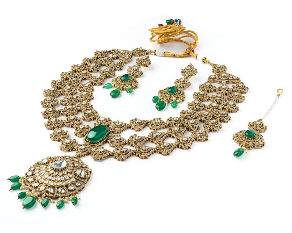 Vivinia By Vidhi Mehra Gold Plated Green Womens Kundan, Polki Necklace Set With Pair Of Earrings & Maangtikka-Vn992 : VN992
