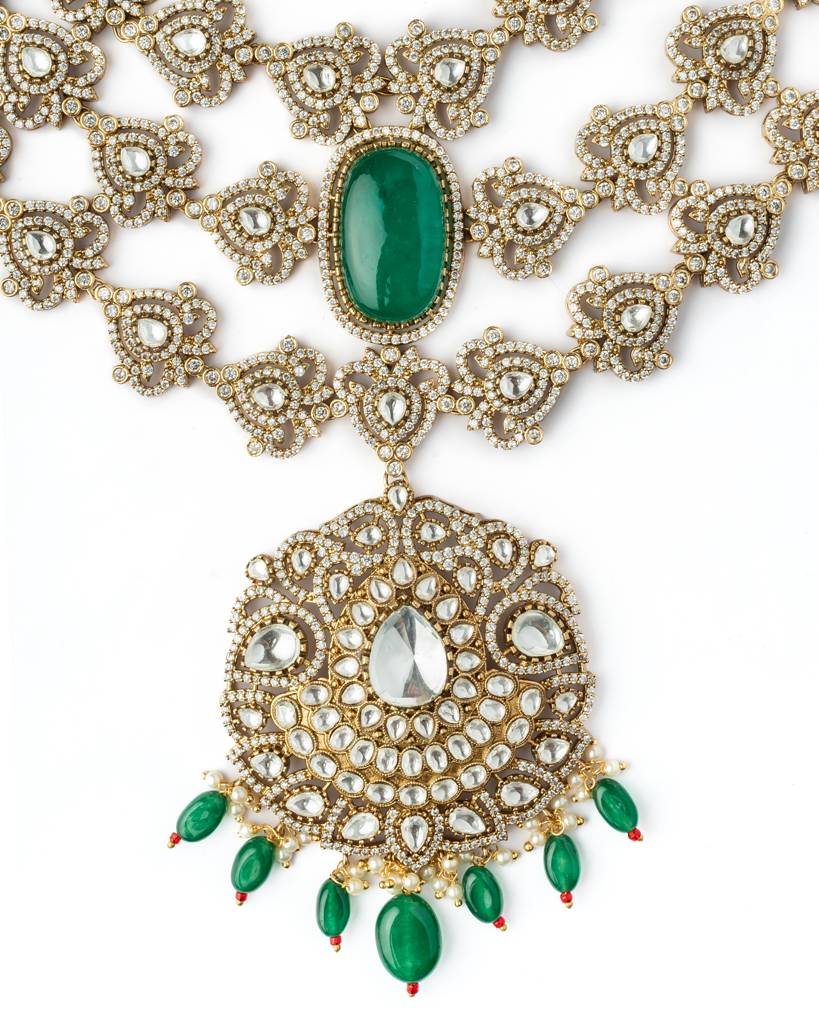 Vivinia By Vidhi Mehra Gold Plated Green Womens Kundan, Polki Necklace Set With Pair Of Earrings & Maangtikka-Vn992 : VN992