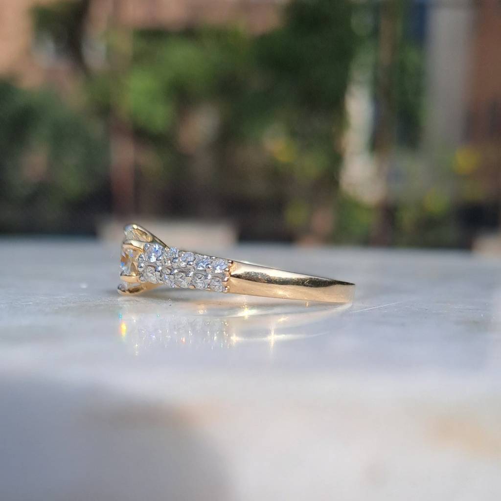 Ora Ring 18Kt Gold : VR035