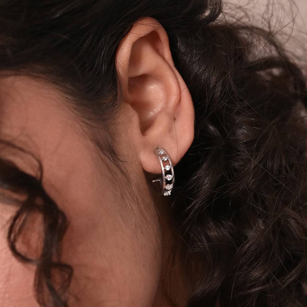 Loop 0.25 Carat Diamond Earrings : VYE01