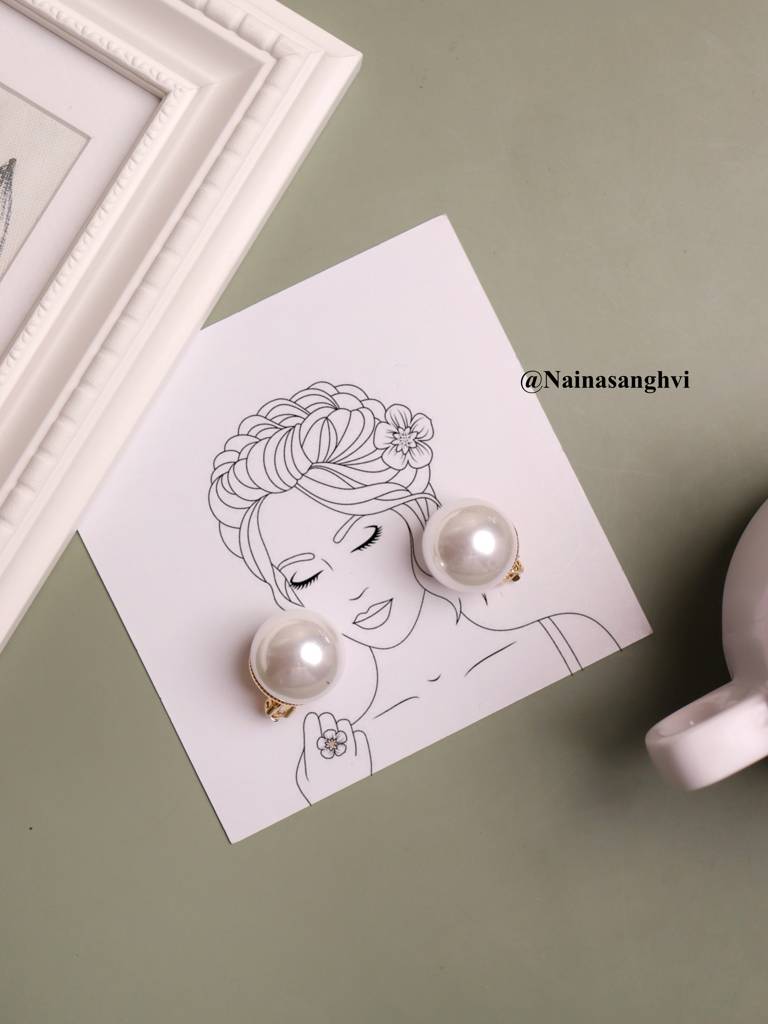 The Pearl Story - 20 Mm Ivory White Shell Pearl Stud : WFES37