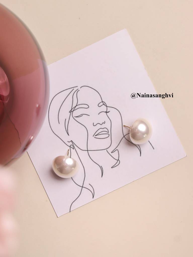 The Pearl Story - 20 Mm Ivory White Shell Pearl Statement Studs : WFES38