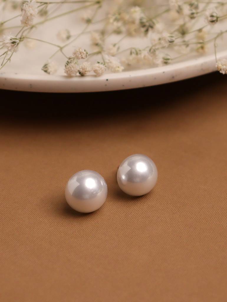 The Pearl Story - Moon White Half Pearl Stud Earrings : WFES55