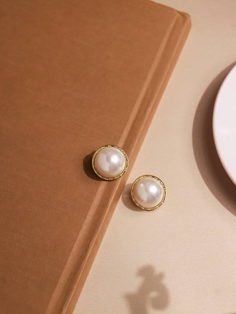 The Pearl Story - Cresent Pearl Stud Earrings : WFES58