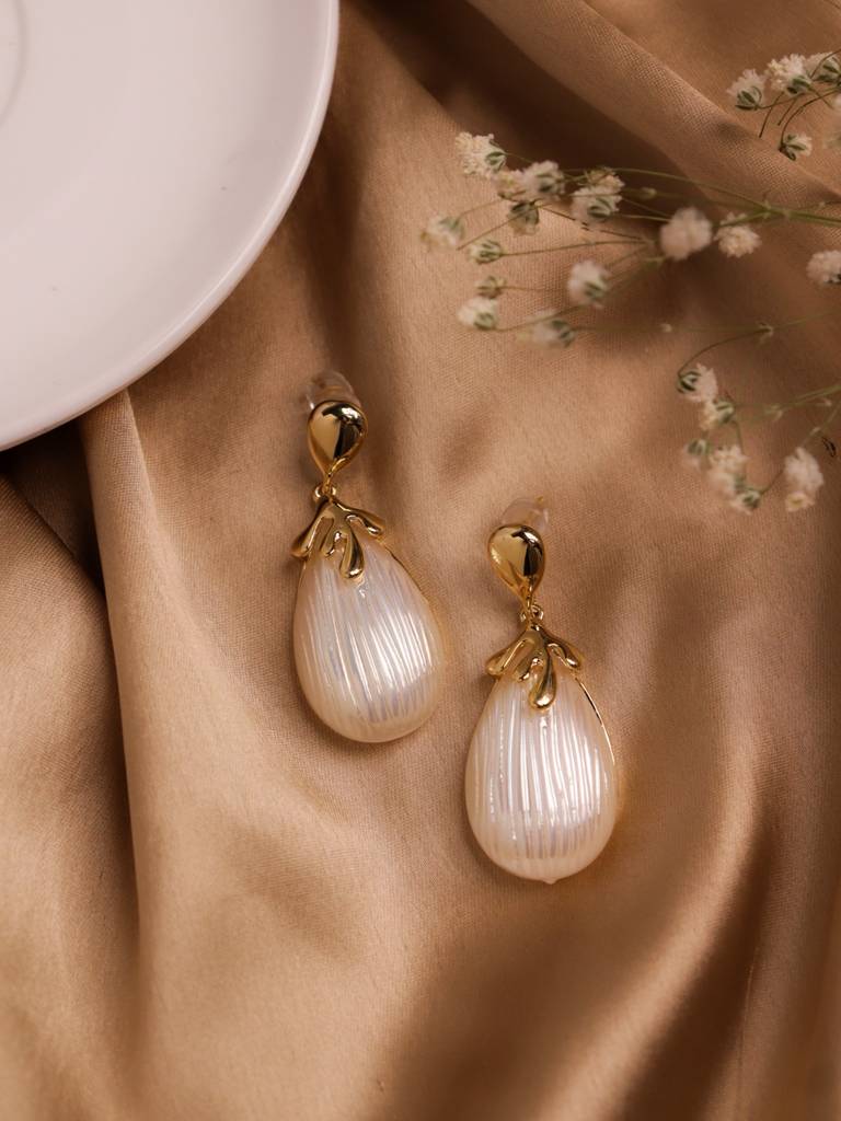The Pearl Story - Ivory White Pearl Stud Earrings : WFES62