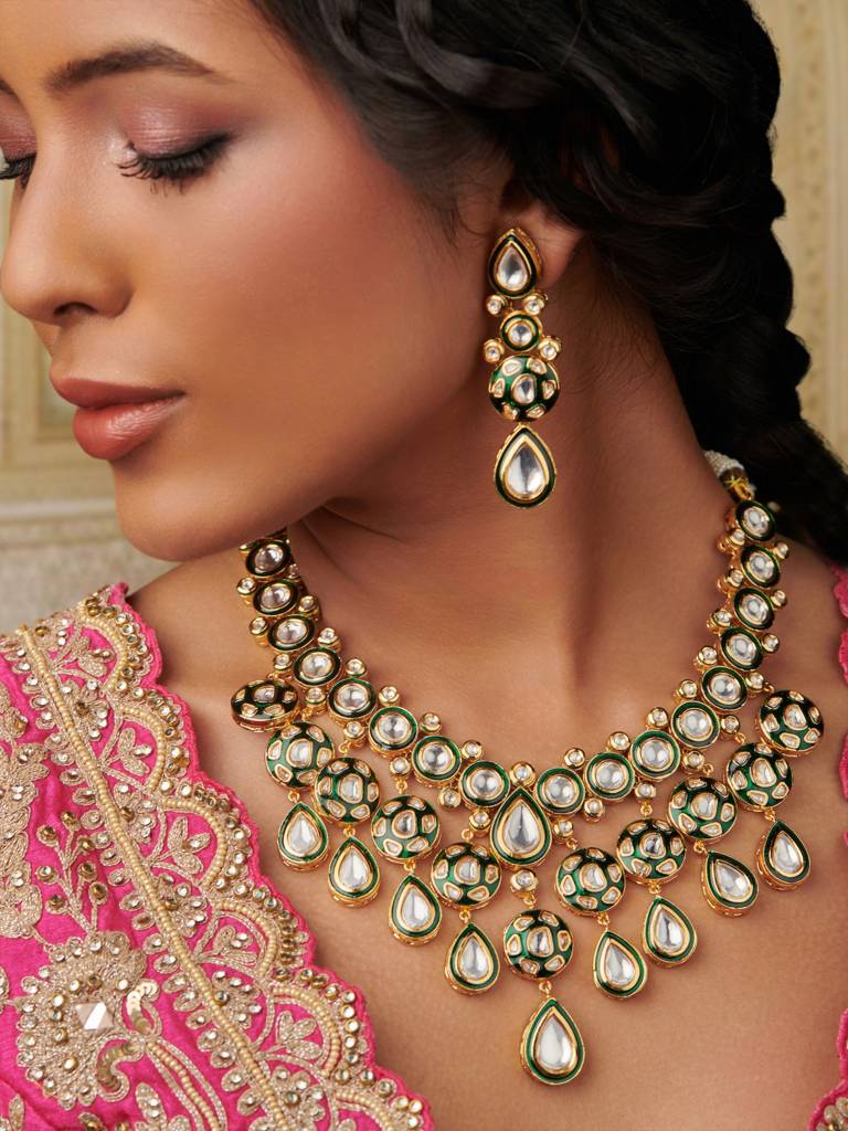 Radiant 22 Kt Gold-Plated Kundan Stellar Drop Choker Set : WFSE100