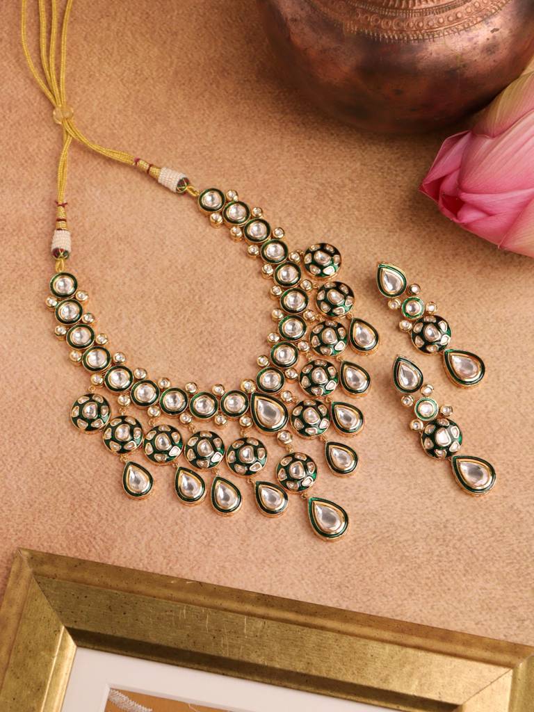Radiant 22 Kt Gold-Plated Kundan Stellar Drop Choker Set : WFSE100