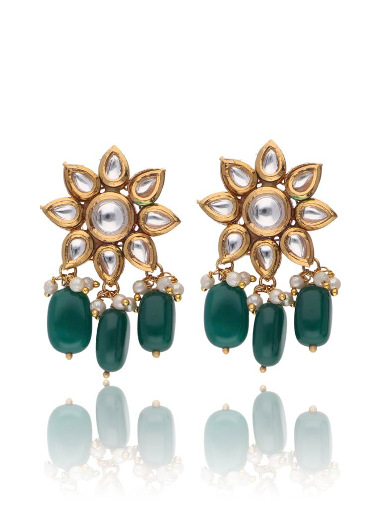 Bridal Kundan And Pearls Embellished Choker Set : WFSE31