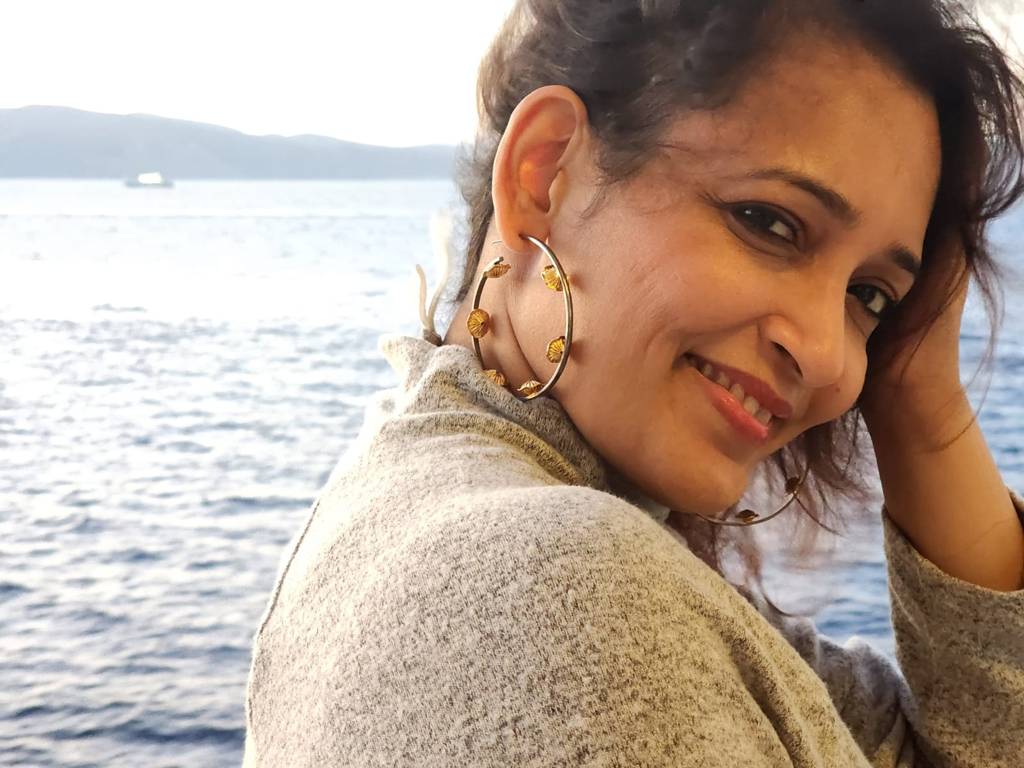 Serenity Black And Gold Hoop Earrings : AC-1048