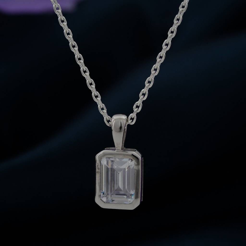 Silver Luxurious Emerald Solitaire Pendant : ZLP-1119