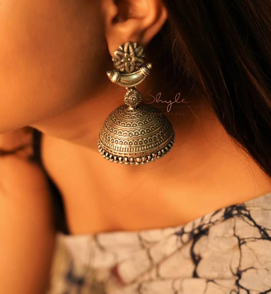 Dulari Intricate Flower Motif Grand Jhumka : SE2030-1-1