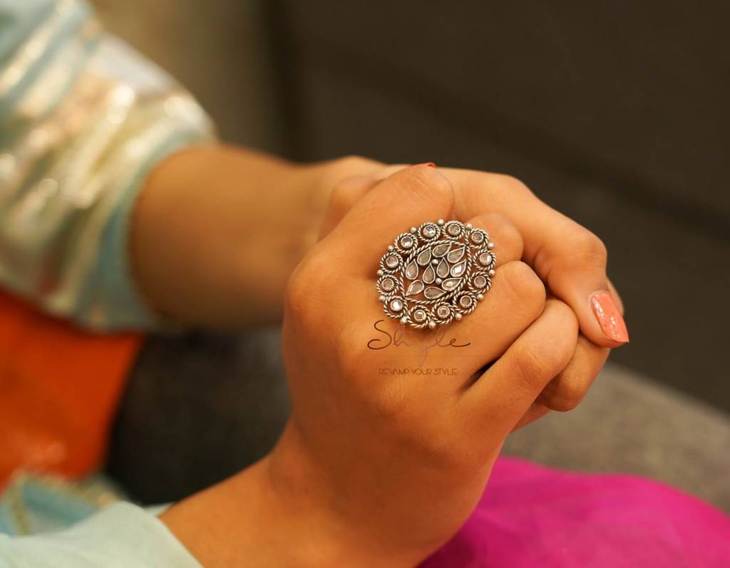 Essence Fine Scintillating Oval Ring : SR1060