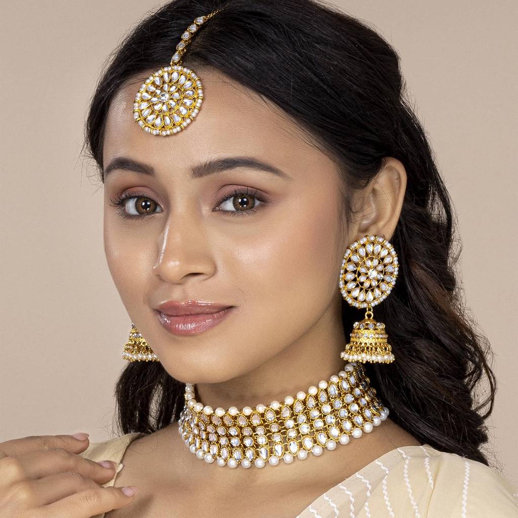 Gold Plated Traditional Kundan Brass Alloy Pearl Choker Necklace With Earring Maang Tikka Jewellery Set For Women : PF25N1190W