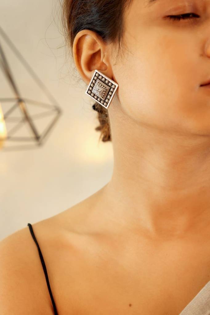 Tattva Detailed Embossed Classic Earring : SE9077-1