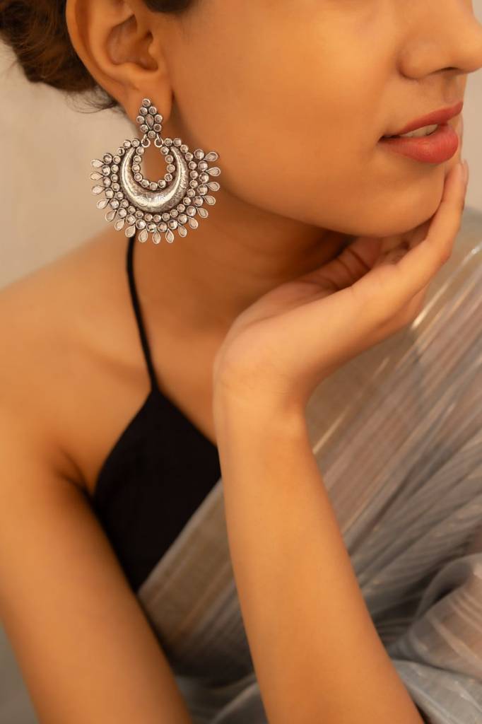 Essence Scintillating Versatile Chandbali : SE90422