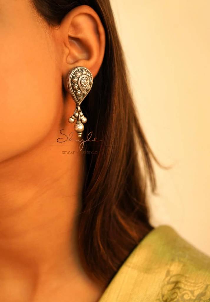 Dulari Embossed Drop Classic Earring : SE2030-1