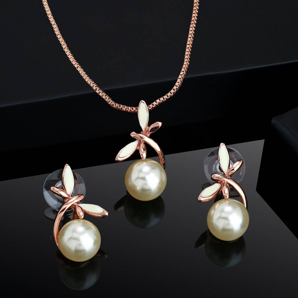 Estele Gold Plated Elegant Pendant Set With Pearls For Women : 9438NKER