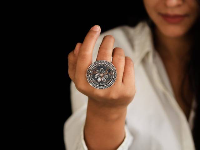 Anvaya Sequence Flower Motif Ring : SR1031