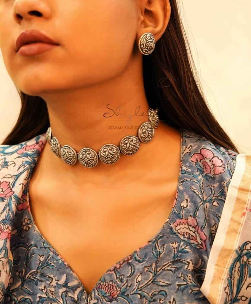 Adya Embossed Peacock Motif Versatile Choker Set : SE50169-2-1-1