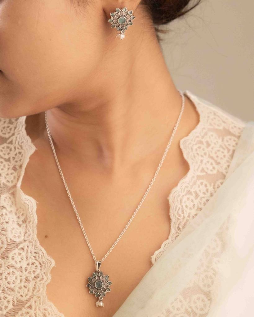 Essence Pastel Flower Necklace Set : SN40617