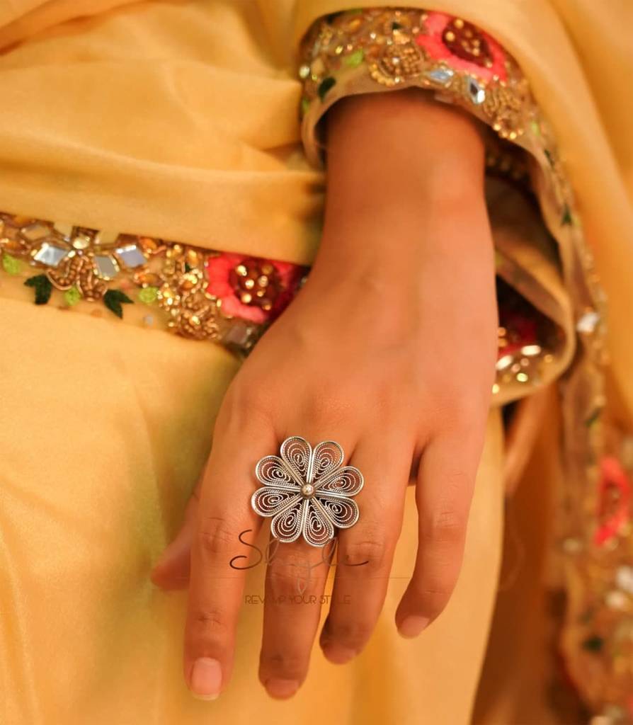Moh Intricate Fine Flower Ring : SR3070-1