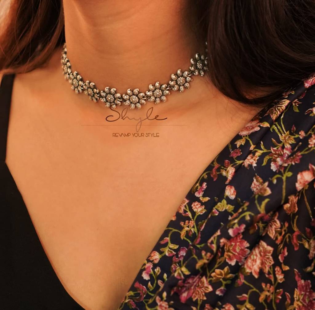 Adya Intricate Flower Sequence Choker Set : SN2022